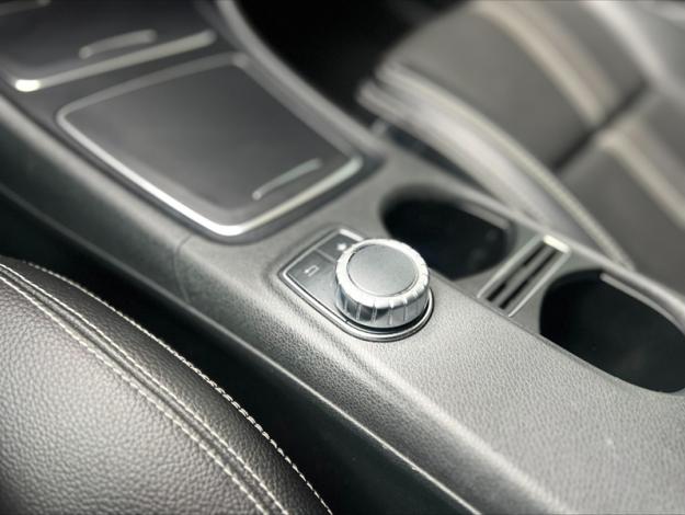 MERCEDES-BENZ GLA 180 Sensation  