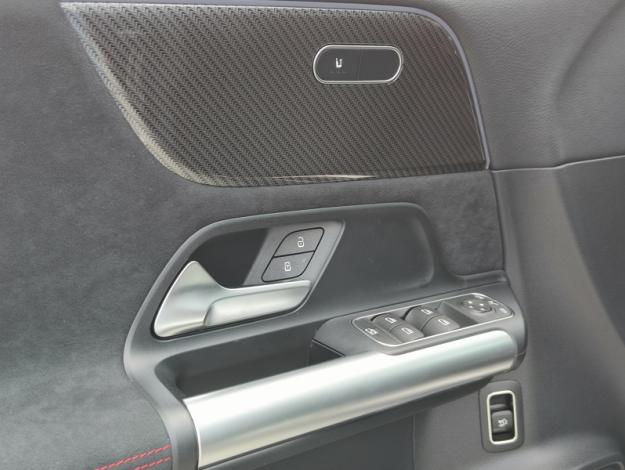 MERCEDES-BENZ GLA 180 d AMG Line - SAGA Huy (+32 85 23 69 00) 