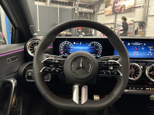 MERCEDES-BENZ A 250 e AMG Line Toit Pano 19p  