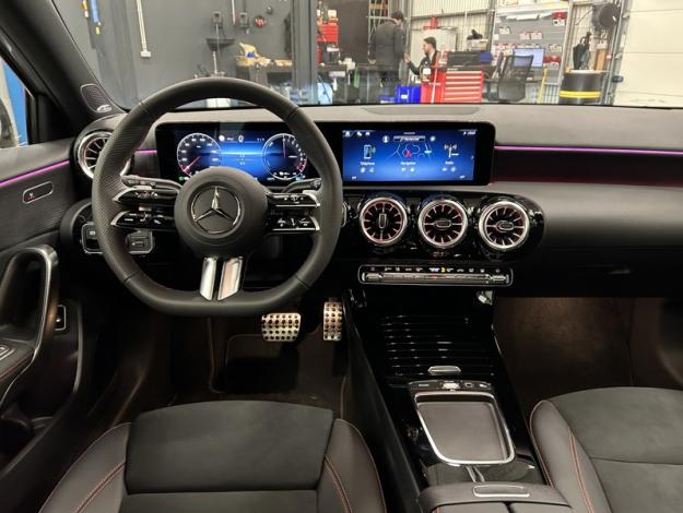 MERCEDES-BENZ A 250 e AMG Line Toit Pano 19p  