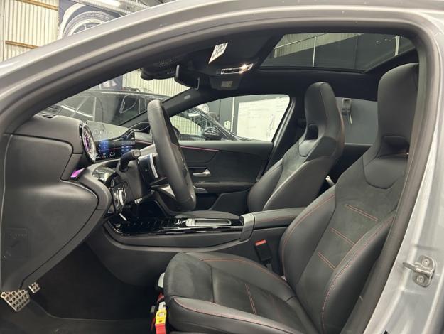 MERCEDES-BENZ A 250 e AMG Line Toit Pano 19p  