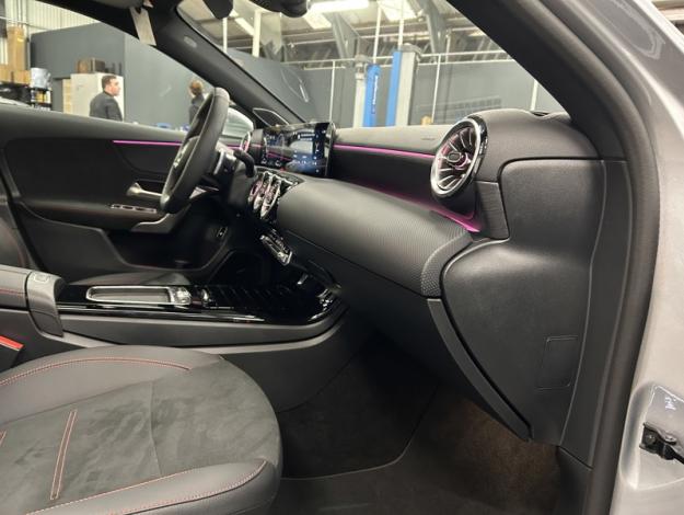 MERCEDES-BENZ A 250 e AMG Line Toit Pano 19p  