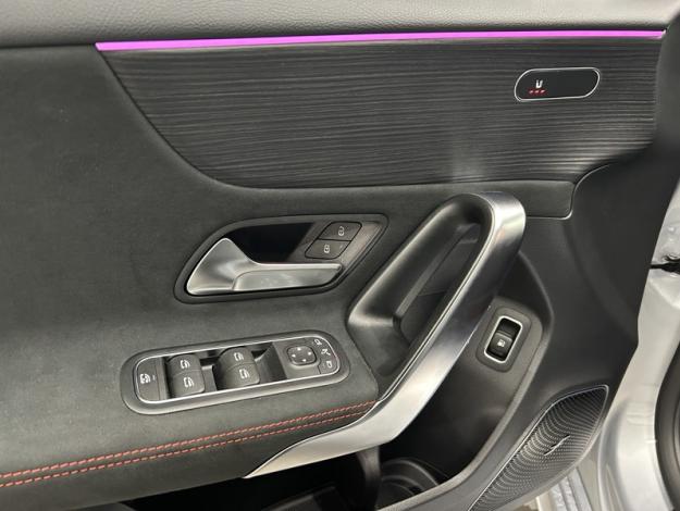 MERCEDES-BENZ A 250 e AMG Line Toit Pano 19p  