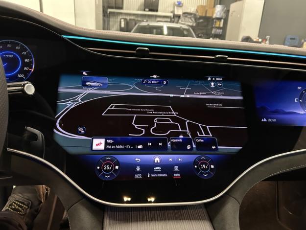 MERCEDES-BENZ EQE 43 AMG 4MATIC HyperScreen Pano  