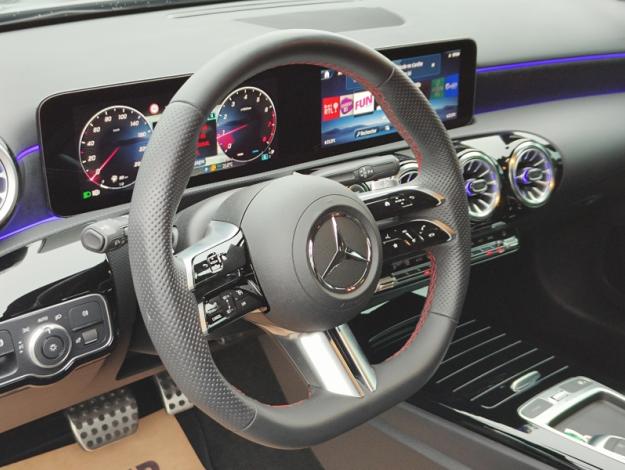 MERCEDES-BENZ A 180 d AMG Line - SAGA Huy (+32 85 23 69 00) 