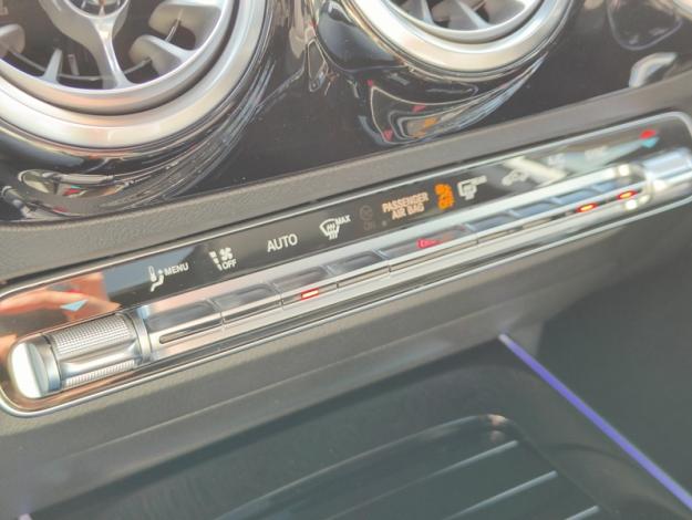 MERCEDES-BENZ GLA 180 Cyber Edition  GLA 180 Cyber Edition