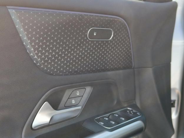 MERCEDES-BENZ GLA 180 Cyber Edition  GLA 180 Cyber Edition