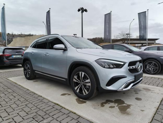 MERCEDES-BENZ GLA 180 CYBER EDITION  