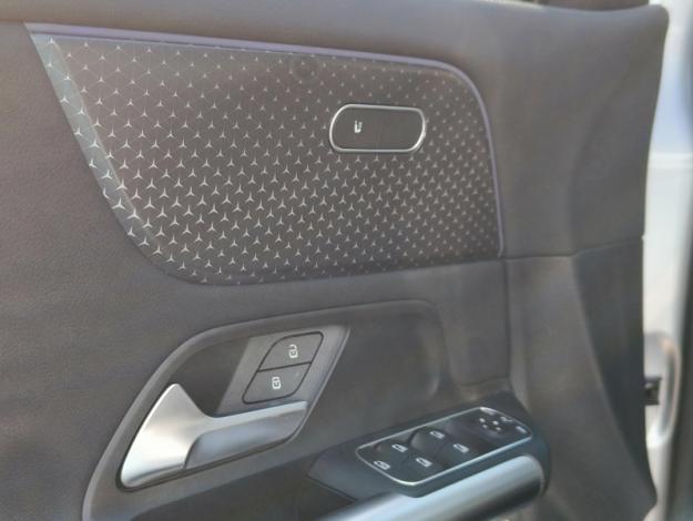 MERCEDES-BENZ GLA 180 CYBER EDITION  