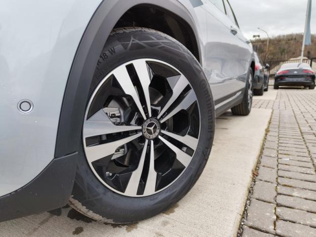 MERCEDES-BENZ GLA 180 CYBER EDITION  