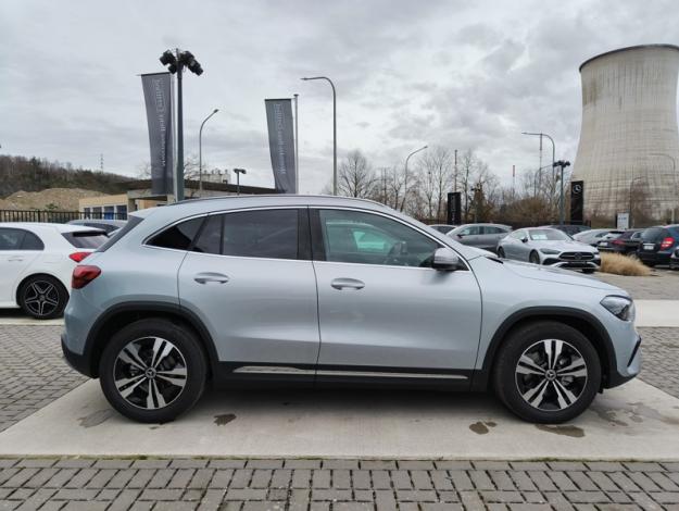 MERCEDES-BENZ GLA 180 CYBER EDITION  