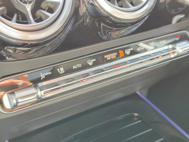 MERCEDES-BENZ GLA 180 CYBER EDITION  