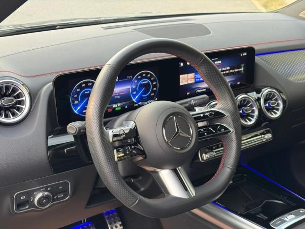 MERCEDES-BENZ EQA 300 4MATIC AMG Pack Night Toit Pano  