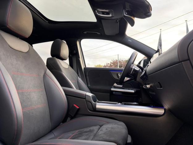 MERCEDES-BENZ EQA 300 4MATIC AMG Pack Night Toit Pano  