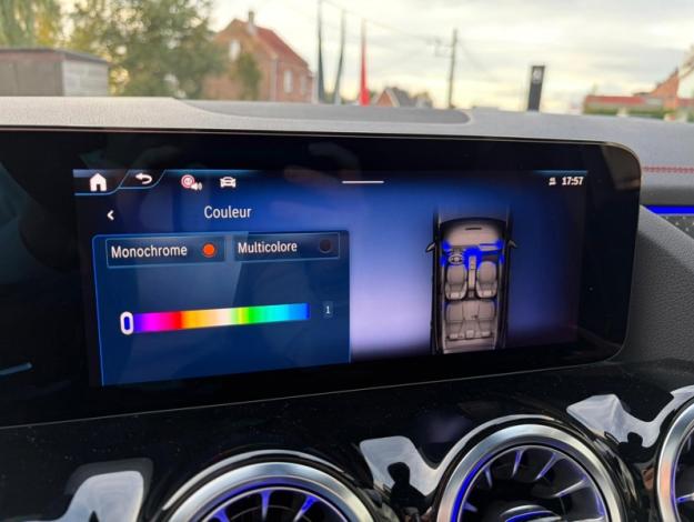 MERCEDES-BENZ EQA 300 4MATIC AMG Pack Night Toit Pano  