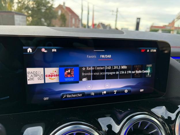 MERCEDES-BENZ EQA 300 4MATIC AMG Pack Night Toit Pano  