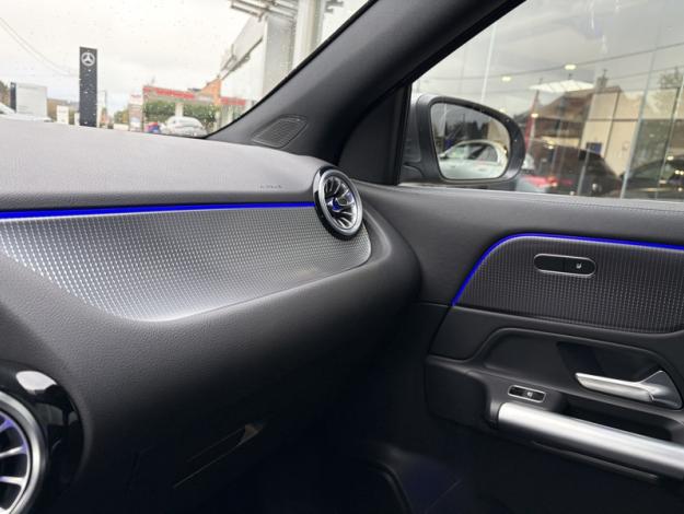 MERCEDES-BENZ EQA 300 4MATIC Luxury Line  