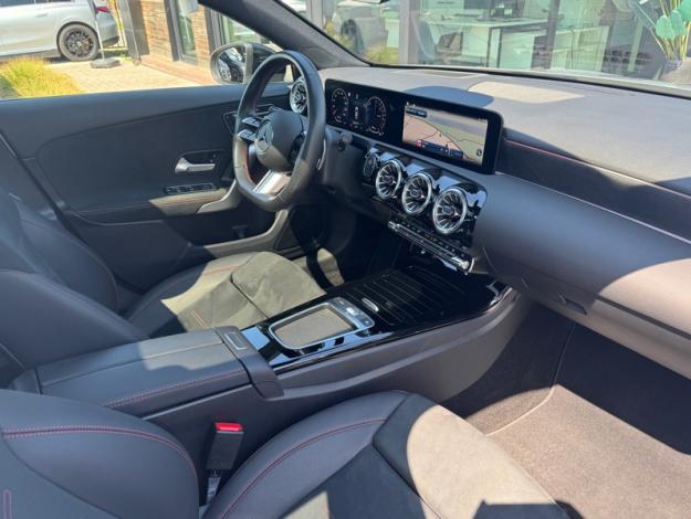 MERCEDES-BENZ A 250 e Berline AMG Line  