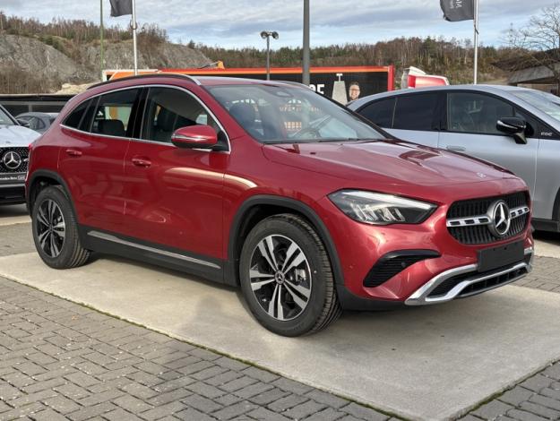 MERCEDES-BENZ GLA 180 Cyber Edition Saga Huy  
