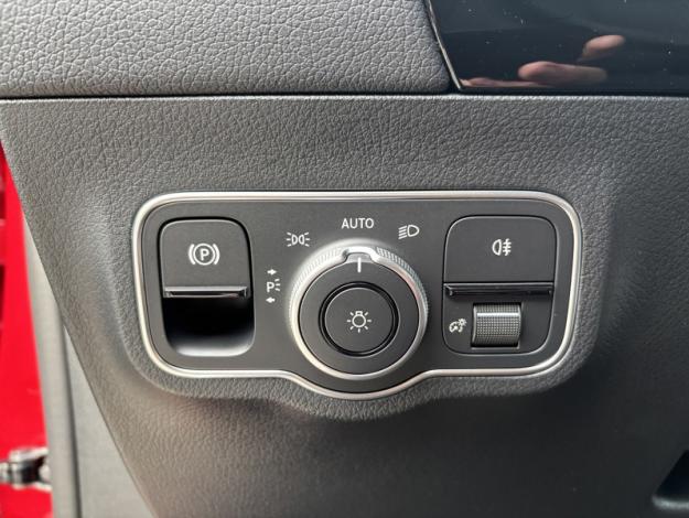 MERCEDES-BENZ GLA 180 Cyber Edition Saga Huy  