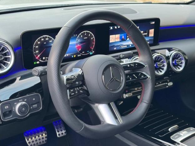 MERCEDES-BENZ A 200 AMG Pack Night Toit Pano Facelift  