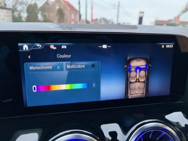 MERCEDES-BENZ GLA 180 d AMG Line Toit Pano 20p Facelift  