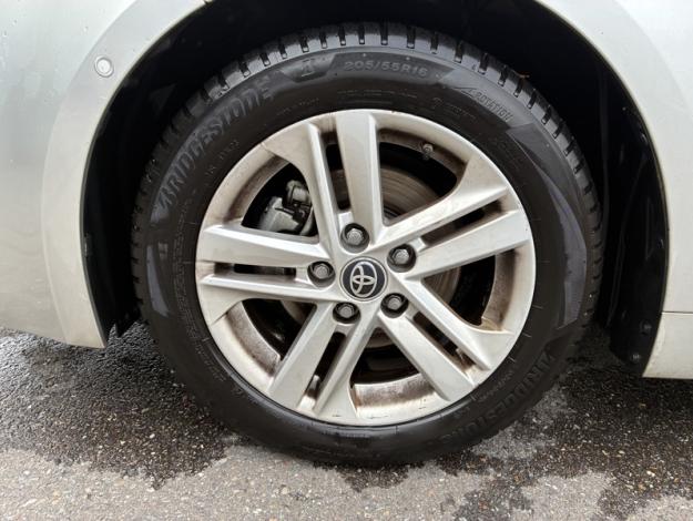 TOYOTA Corolla 122h Dynamic Business  