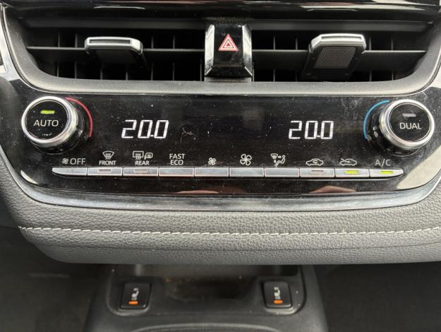 TOYOTA Corolla 122h Dynamic Business  