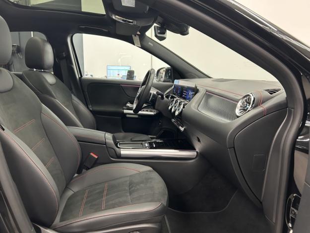 MERCEDES-BENZ EQA 250 + AMG Line Toit Pano  