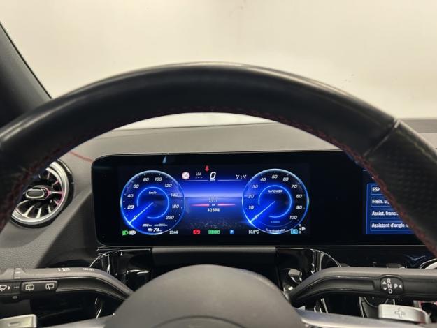 MERCEDES-BENZ EQA 250 + AMG Line Toit Pano  