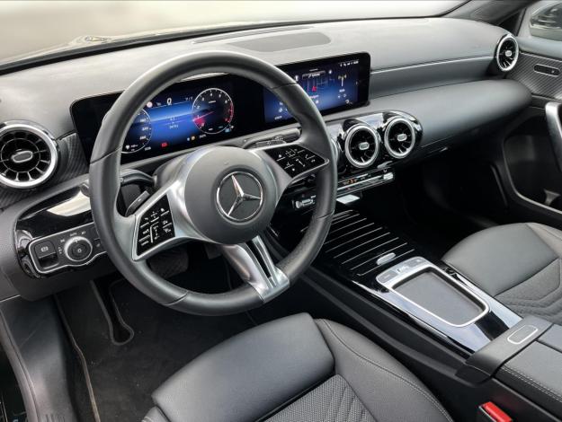 MERCEDES-BENZ Třídy A A 180 (9/21)