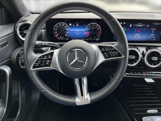 MERCEDES-BENZ Třídy A A 180 (10/21)