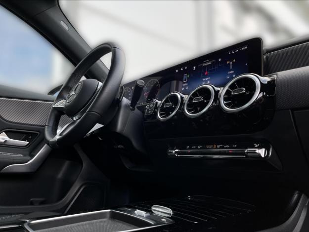 MERCEDES-BENZ Třídy A A 180 (16/21)