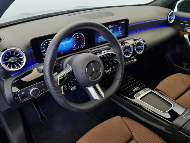 MERCEDES-BENZ Třídy A A 200d (9/22)