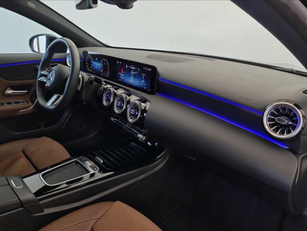 MERCEDES-BENZ Třídy A A 200d (14/22)