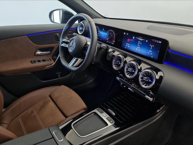 MERCEDES-BENZ Třídy A A 200d (18/22)