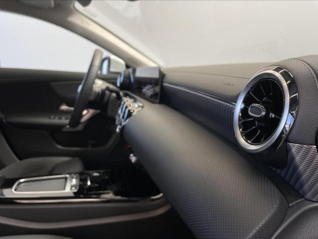 MERCEDES-BENZ CLA CLA 180d Shooting Brake (17/21)