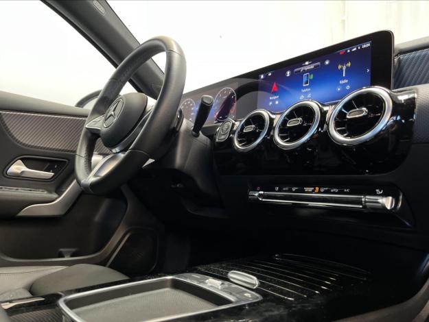 MERCEDES-BENZ Třídy A A 180 (16/21)