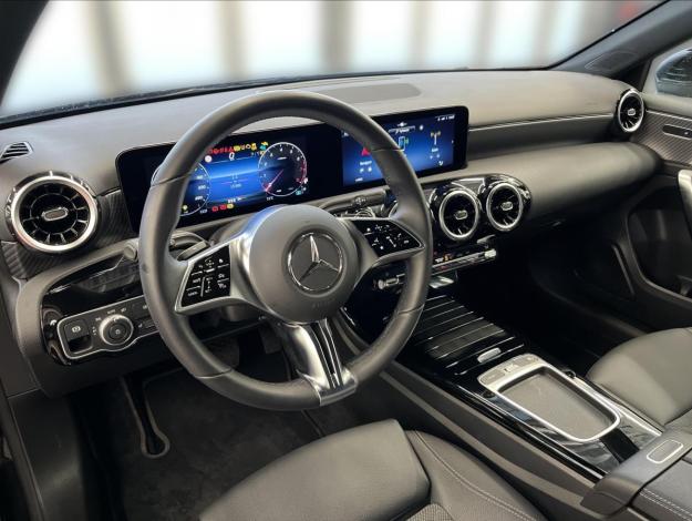 MERCEDES-BENZ Třídy A A 180 (9/21)