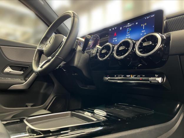 MERCEDES-BENZ Třídy A A 180 (16/21)