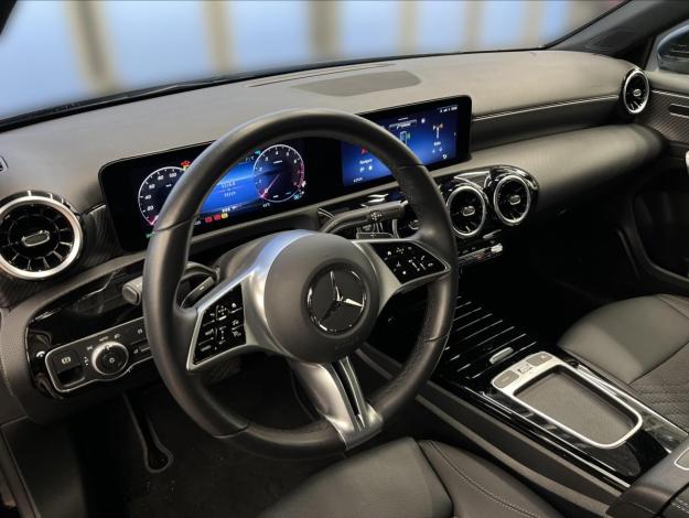 MERCEDES-BENZ Třídy A A 180 (9/21)