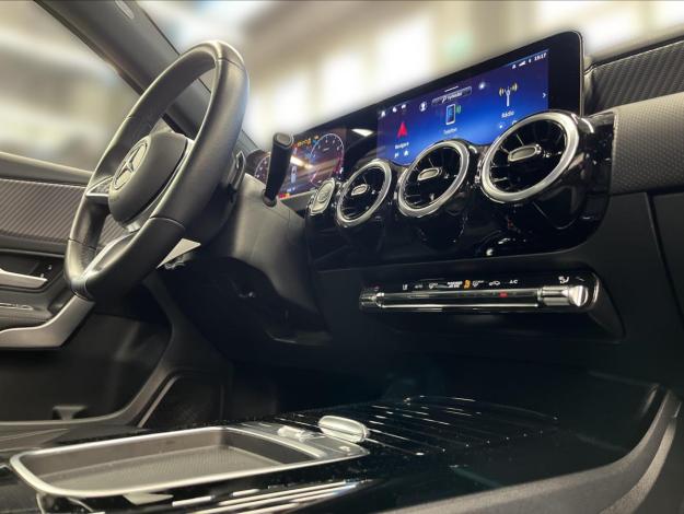 MERCEDES-BENZ Třídy A A 180 (16/21)