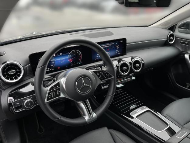 MERCEDES-BENZ Třídy A A 180 (9/21)