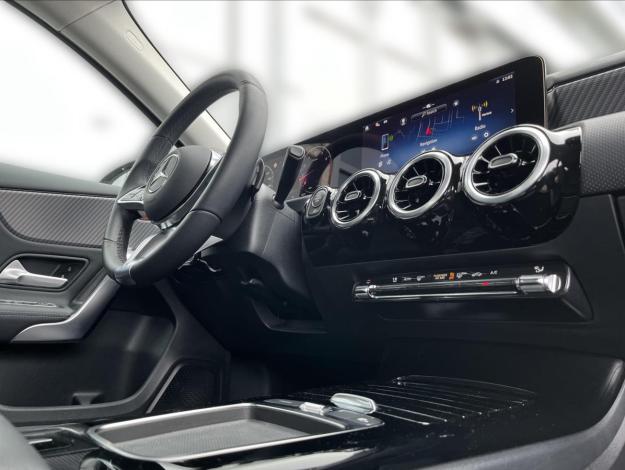 MERCEDES-BENZ Třídy A A 180 (16/21)