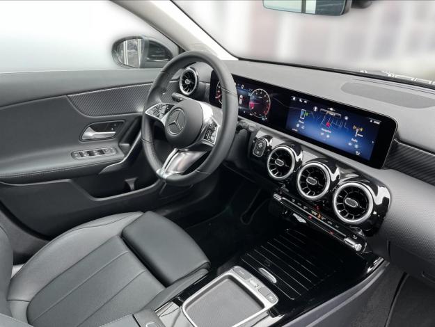 MERCEDES-BENZ Třídy A A 180 (18/21)
