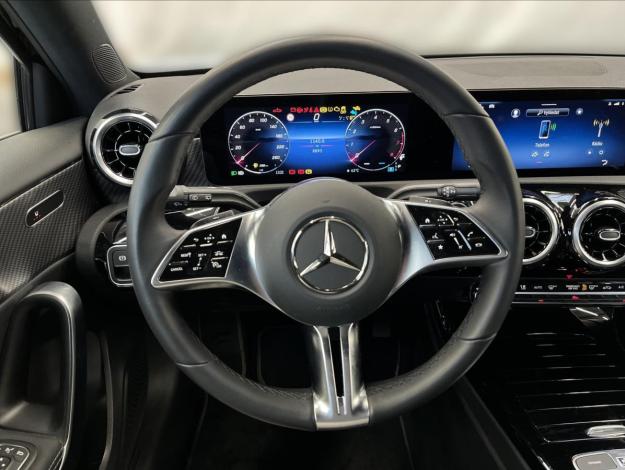 MERCEDES-BENZ Třídy A A 180 (10/21)
