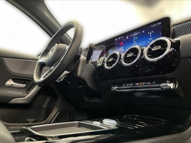 MERCEDES-BENZ Třídy A A 180 (16/21)