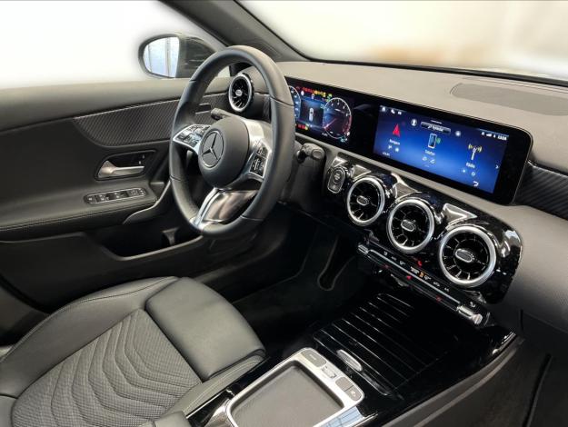 MERCEDES-BENZ Třídy A A 180 (18/21)