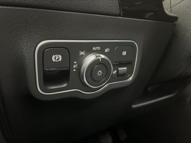 MERCEDES-BENZ GLA GLA 250e s hybridní technologií EQ (11/21)