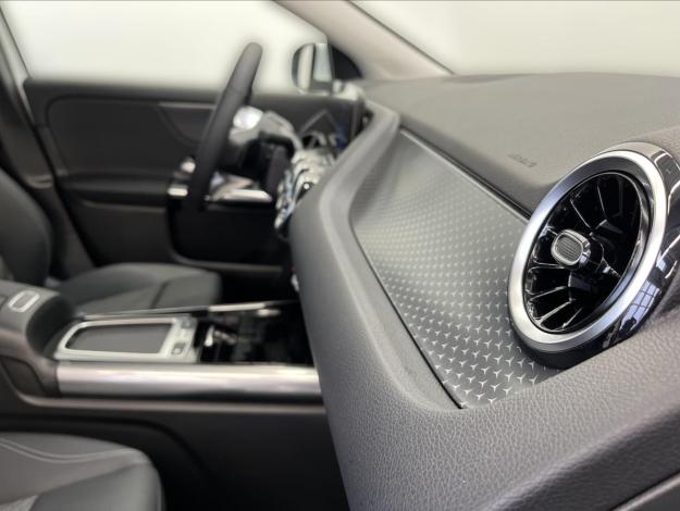 MERCEDES-BENZ GLA GLA 250e s hybridní technologií EQ (17/21)